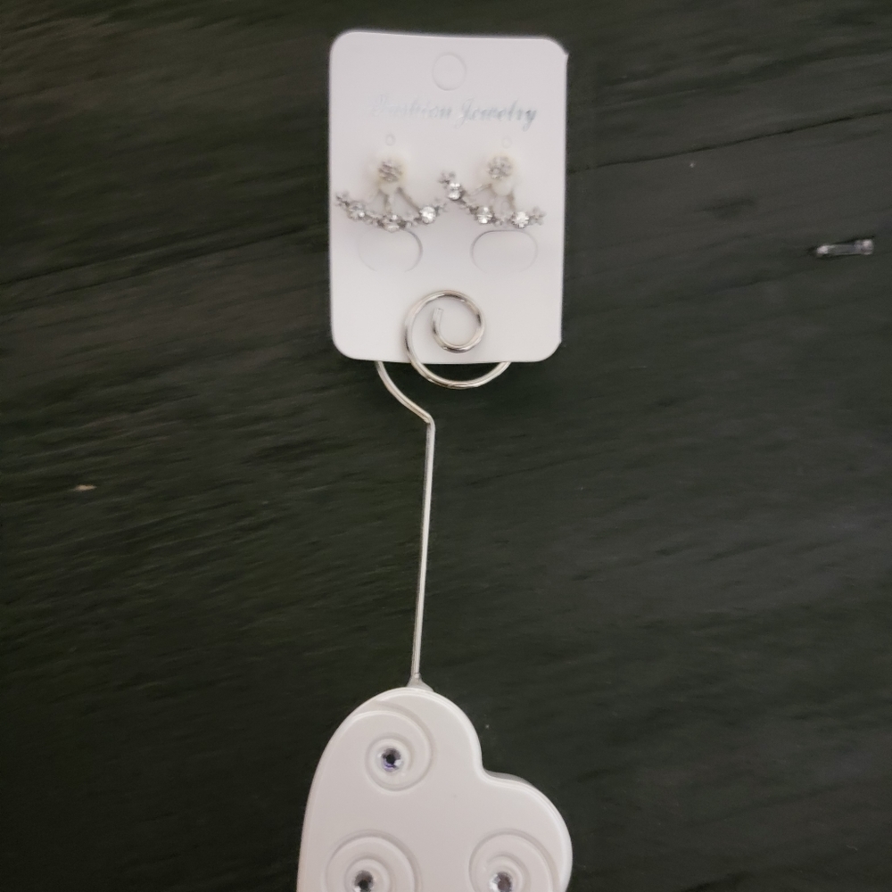 Beautiful White and Silver flowe 3 piece earrings.